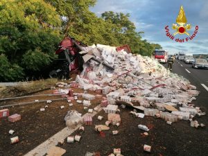 Camion che trasporta pomodori in barattoli si ribalta in Autostrada, intervento dei vigili del fuoco