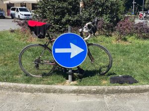 Siena, turista incatena la bici al cartello con i vestiti ad asciugare al sole