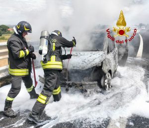 Si incendia un van sull'A1 a Montepulciano, intervento dei vigili del fuoco