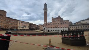 Piazza del Campo, la pioggia colpisce il tufo ma senza danni per ora