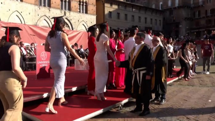 La festa del Graduation day invade Siena di laureati con i tocchi lanciati in cielo