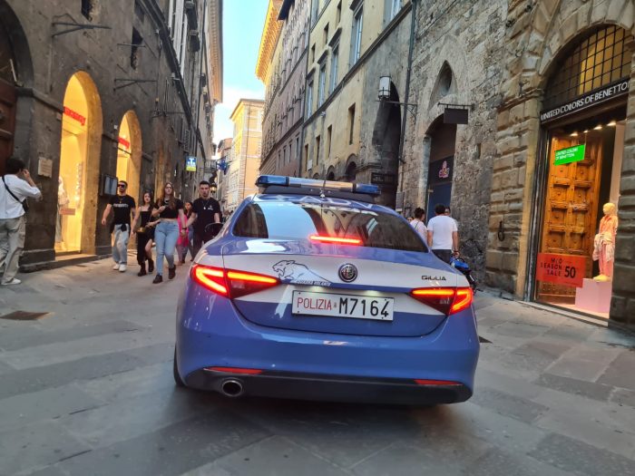 Furto in due negozi del centro di Siena, denunciato un 26enne