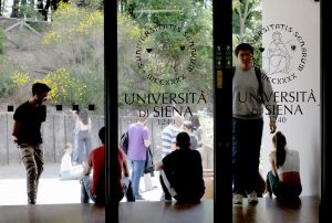 Rapporto Almalaurea su Università di Siena: didattica efficace e buoni dati occupazionali dei laureati