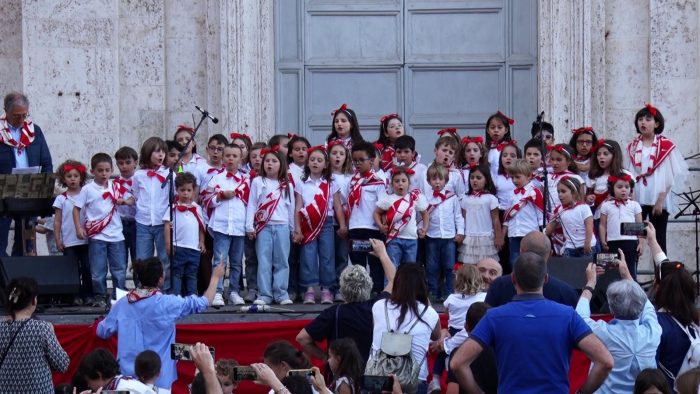Siena: cori dei Gruppi Piccoli delle contrade, emozioni in Piazza Provenzano