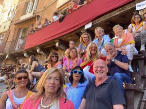Siena, i proprietari del palco restaurato ringraziano le donne del Valdimontone