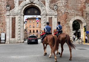 Rubano occhiali di marca in un negozio del centro di Siena, denunciati due ventenni