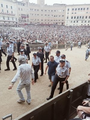 Le Bollicine Siena, si realizza il sogno di Andrea: entra in piazza per la prova del Palio con i Vigili