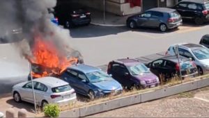 Auto in fiamme alla stazione di Siena