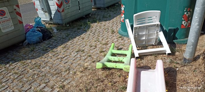 Siena: rifiuti abbandonati nel parcheggio di Ruffolo, la rabbia dei cittadini