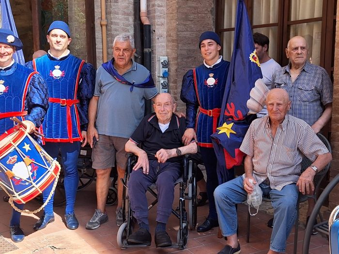 Siena, la Nobil Contrada del Nicchio omaggia i residenti del Campansi - Foto