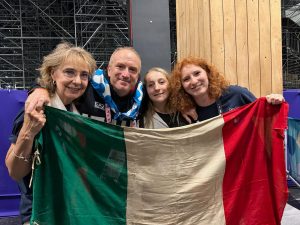 Trionfo Italvolley, oro alle Olimpiadi: Stefano Bellotti festeggia col fazzoletto dell'Onda