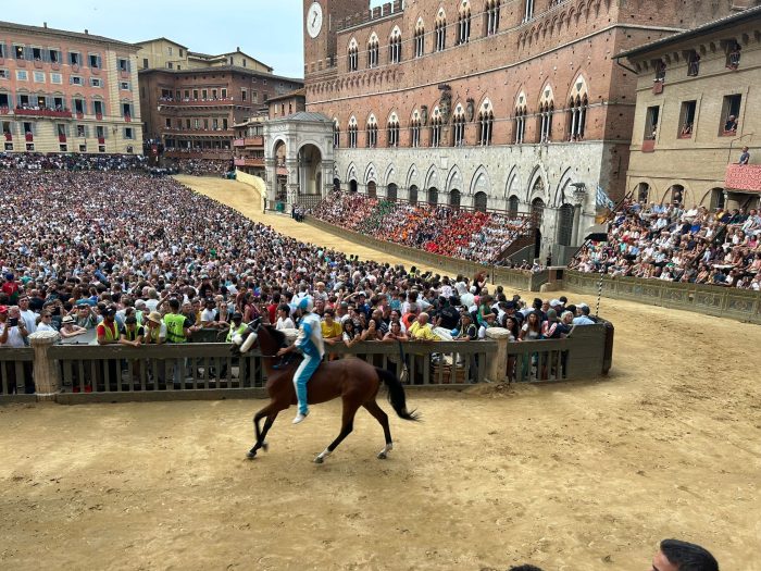 Palio di Siena 16 agosto, l'Onda vince la Prova generale