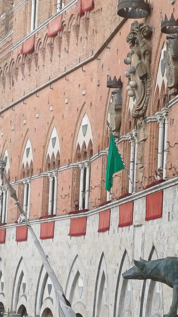 Temporale su Siena, il Palio del 16 agosto non si corre: esposta la bandiera verde