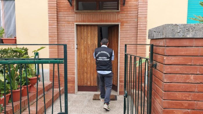 Donna uccisa da fucilata a Siena, in corso nuovo sopralluogo della Scientifica nella casa