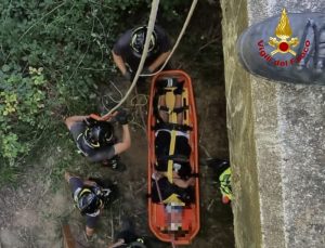 Incidente sulla Siena-Grosseto, minivan finisce sotto il cavalcavia: 6 feriti