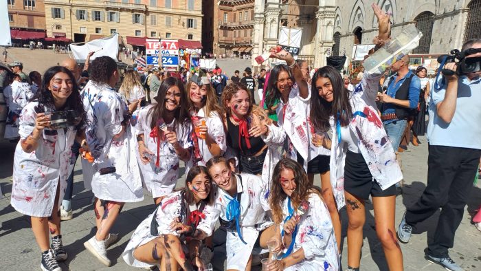 Palio, la Lupa celebra col corteo della vittoria il suo capolavoro