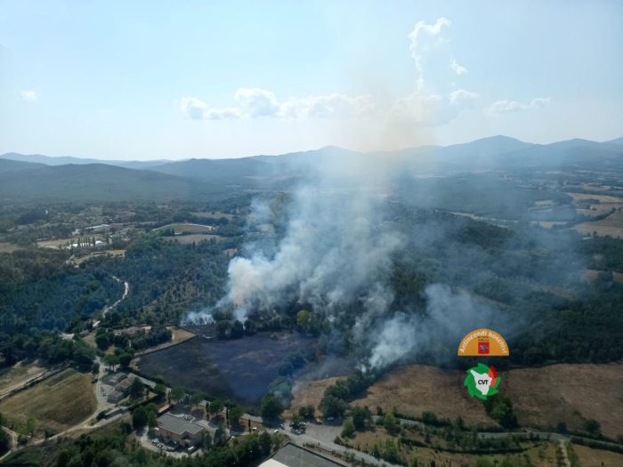 Nuovo incendio nel senese, fiamme vicino all'Abbazia di San Galgano