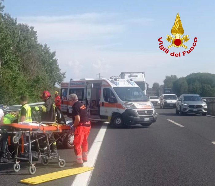 Incidente sull'A1, scontro auto-camion con dei feriti