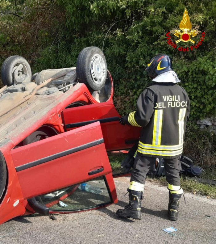 Murlo, si ribalta auto a metano: salvati bimba di 3 anni e i genitori