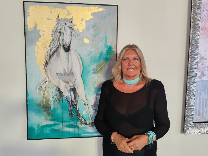 "Cavallo d'Autore", la collettiva d'arte di Elena Conti esporta nel mondo l'amore di Siena per i cavalli