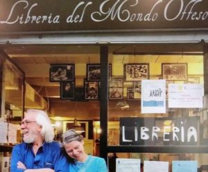 Libreria del Mondo Offeso, l'addio a Milano e l'arrivo a Castelnuovo Berardenga