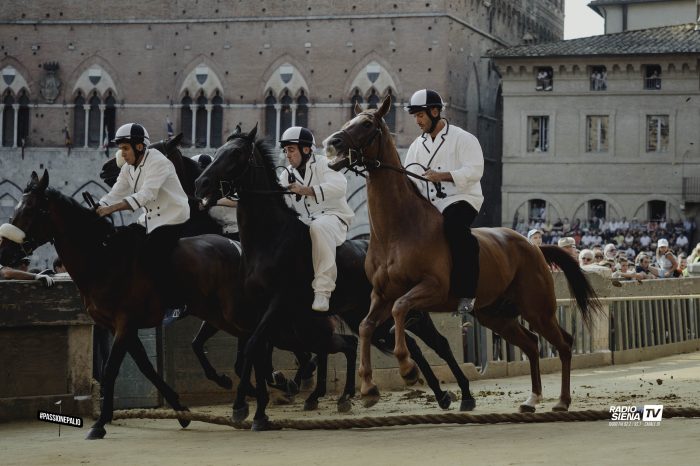 Palio di Siena 16 agosto, il valzer della monte in tempo reale