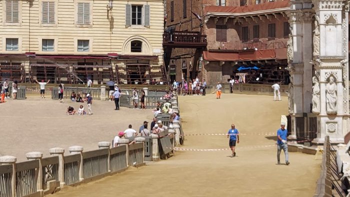 Palio di Siena, operai del Comune a lavoro sul tufo. Ceccotti: "Senza precipitazioni siamo in grado di poter correre"