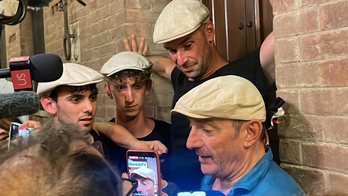 Palio di Siena, il trionfo della Lupa. Il barbaresco Leonardo Giorgi: "Benitos è un cavallo stupendo. Dedico la vittoria a questa stalla"