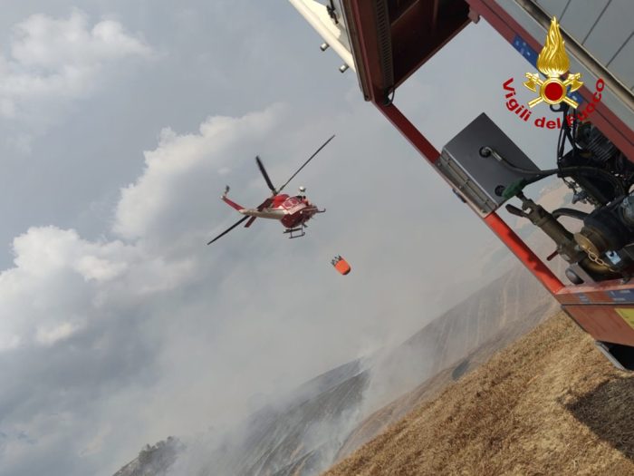 Incendio Asciano, le operazioni di bonifica andranno avanti tutta la notte