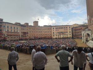 Palio di Siena 16 agosto, la pioggia fa interrompere il corteo storico