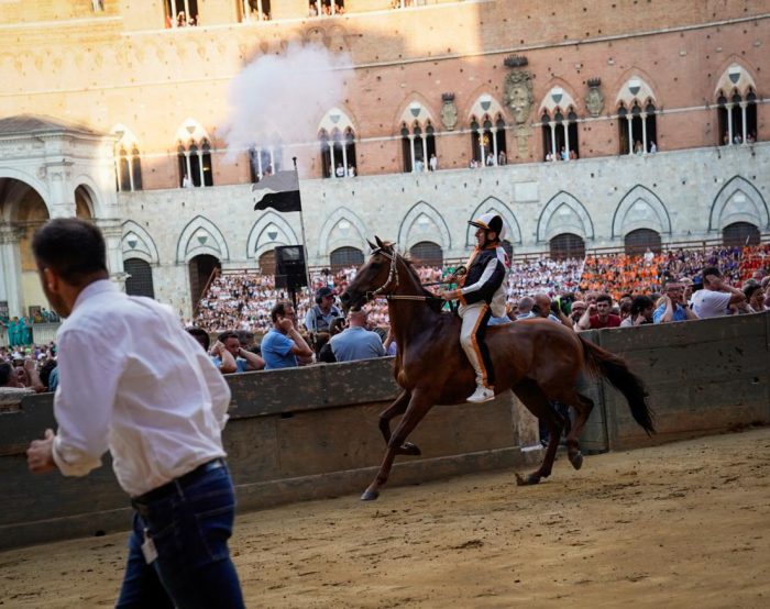 Palio di Siena 16 agosto, la Lupa vince la prima prova