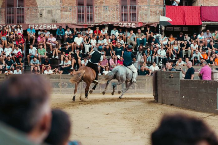 Palio di Siena 16 agosto, due cambi di monta per le prove regolamentate