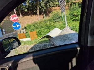 Siena, rifiuti abbandonati nel parcheggio di Via Bruno Bonci