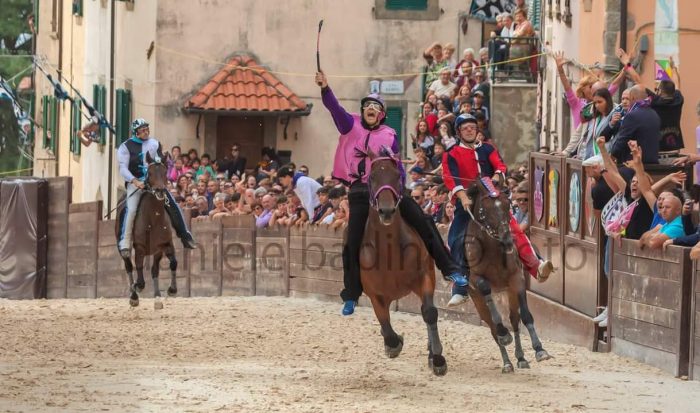 Palio di Castel del Piano: vince contrada Borgo con Andrea Sanna su Benito Baio