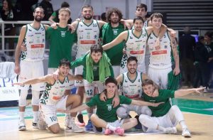 Basket, esordio con vittoria della Mens Sana: battuta Arezzo 79-74