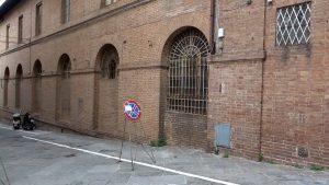 Carenza di parcheggi a Siena, raccolta firme per salvare i posti auto in via San Quirico