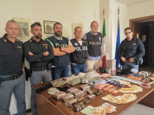 Operazione antidroga della Polizia, stroncato giro di spaccio in Valdichiana: due arresti