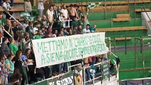 Derby cittadini al PalaEstra, l'ironia dei tifosi della Mensa Sana