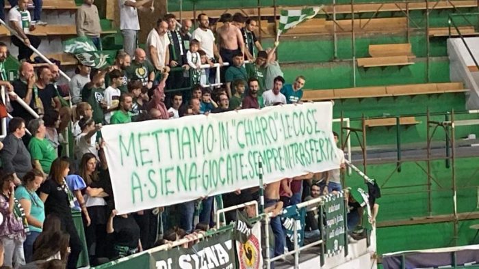 Derby cittadini al PalaEstra, l'ironia dei tifosi della Mensa Sana