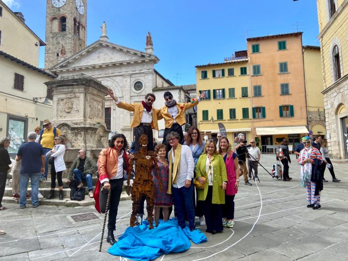 Poggibonsi, torna davanti al Municipio la statua di Gormley