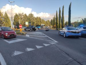 Incidente sulla Cassia Sud a Siena, impatto tra un'auto e uno scooter. Ferito un 73enne