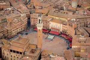 Bollywood arriva a Siena, Piazza del Campo set del film "War 2"