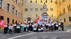 Siena scende in piazza contro la risoluzione Anti-gender: "Più sesso meno Sasso"