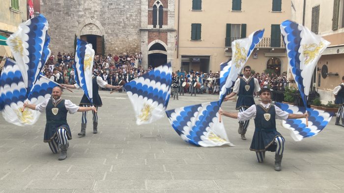 Da San Quirico d’Orcia a Piazza San Carlo: le bandiere storiche dei Canneti aprono il Salone dell’Auto di Torino 2024