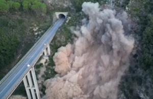 Lavori raddoppio Siena-Grosseto, esplosione controllata di una parete rocciosa - Video