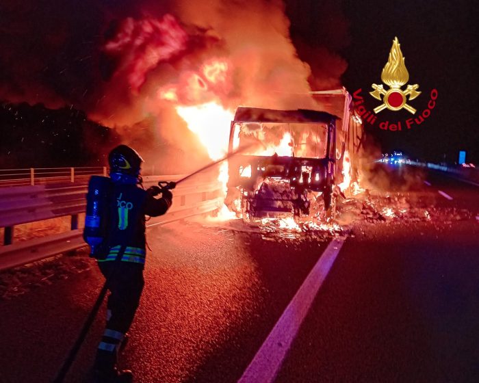 Montepulciano, a fuoco un mezzo pesante che trasportava piastrelle