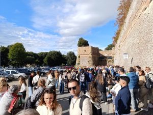 Navette per i turisti, guide e operatori: "Troppi disagi, a rischio l’immagine di Siena"