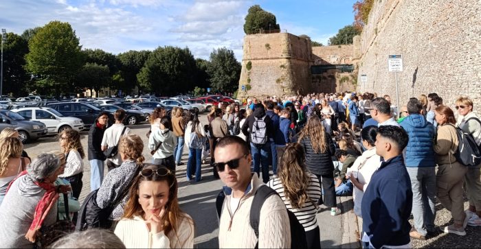 Navette per i turisti, guide e operatori: "Troppi disagi, a rischio l’immagine di Siena"