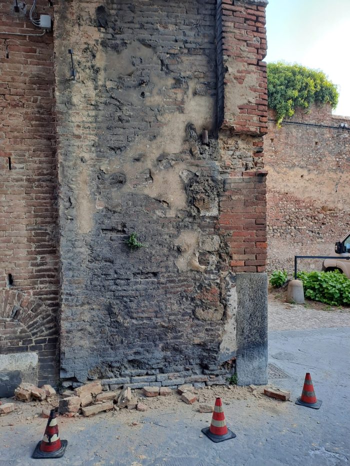 Siena, danneggiata una parete all'interno di Porta Pispini. Intervento del Comune