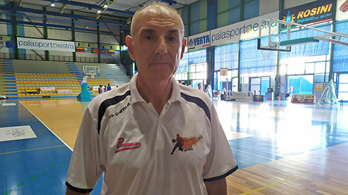 Basket, il coach senese Umberto Vezzosi salva la vita a un 17enne con il defibrillatore